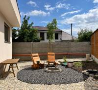 The family house in Šelpice has a garden with garden furniture, a fire pit, and pebbles.