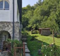 Stone house with natural surroundings and a garden in the town of Hollóháza, 2-room apartment with green landscape.