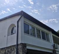 A view of the exterior of a 2-room apartment in Hollóháza with a stone foundation.