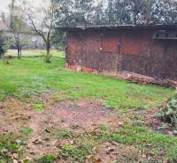 A garden on a plot in Göncruszka, suitable for living, with a storage and greenery.