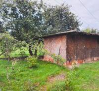 Small wooden structure in the garden with lush greenery in Göncruszka, plots - housing.