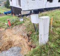 Building on Chotčanská Street in Stropkov, suitable for residential land.