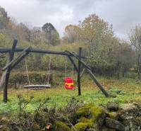 Swings by the cottage in the village of Píla, surrounded by nature and autumn leaves.