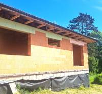 Construction of a family house in Hokovce with a masonry structure in a natural environment.