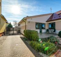 The family house on Južná Street in Veľké Orvište has a terrace with a garden.
