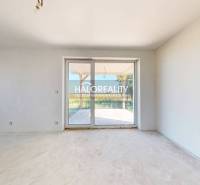 Interior of a family house with large doors and a view of the terrace.