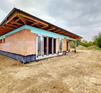 A family house in Bernolákovo in the construction phase with a roof structure made of wooden beams.