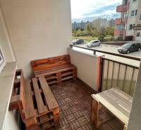 The balcony of a 2-room apartment on Dona Sandtner Street in Pezinok with wooden furniture.