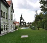 Garden with a pool near a historical building in Košice – Sever, Hotels and guesthouses.