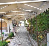 Covered stone walkways with decorations next to the walls Hotels and guesthouses in Košice - North.
