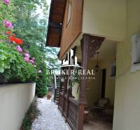 Guesthouse in Košice - North with floral decorations in the exterior.