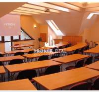 Training rooms with projection equipment, furnished with tables and chairs.