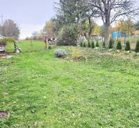 Garden at a family house on Cuklasovce Street in Veľké Držkovce with a lawn and trees.