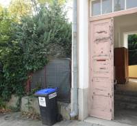 An old wooden gate to a family house on Hviezdoslavova Street in Piešťany surrounded by greenery.