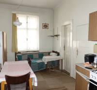 Kitchen in a family house with a dining table and a gas stove.