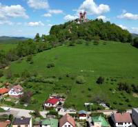 Green slopes with family houses in Banská Štiavnica offer a beautiful view of the town.