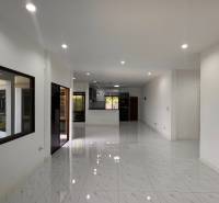 The interior of the villa with a glossy floor and a view of the garden offers bright spaces.