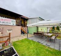 Cottage on Trnkova 213 in Bžany with a pergola and garden seating on the lawn.