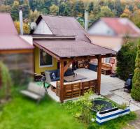Wooden terrace and garden at the cottage on Trnkova 213 in Bžany.