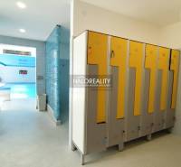 Locker rooms with lockable lockers and a view of the pool in gastro areas.
