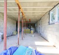 Construction of a family house in Hontianske Tesáre with unplastered walls and support columns.