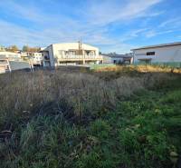 Plots - housing in Bytča with a view of the surrounding houses. Grass and greenery on the area.