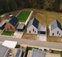 Row houses on Pod Drieňovou Street in Kamenica nad Cirochou surrounded by greenery.