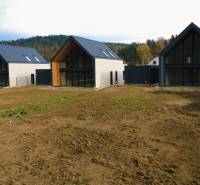 Family houses on Pod Drieňovou Street in Kamenica nad Cirochou, surrounded by nature and greenery.