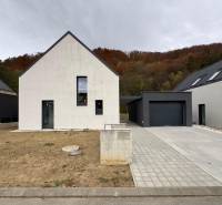 A family house on Pod Drieňovou Street in Kamenica nad Cirochou with a graphite roof.