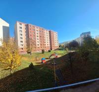 Sídlisko na Federátov v Prešove s ihriskom a jesennou atmosférou, s výhľadom na 3-izbový byt.

The housing estate on Federátov in Prešov with a playground and autumn atmosphere, overlooking a 3-room apartment.