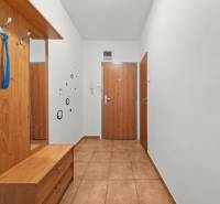 Prenájom prerobeného 1i bytu s balkónom a pivnicou v skvelej lokalite na Exnárovej ul. v Ružinove