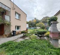 The family house on Topoľová Street in Sereď has a green garden with an outdoor fireplace.