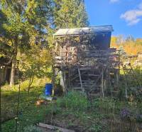 A cottage in Sady pod Dedovcom in Trenčianske Teplice surrounded by greenery and trees.