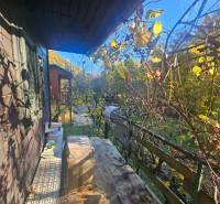 A cottage in the area of Sady pod Dedovcom in Trenčianske Teplice, surrounded by vineyards and greenery.