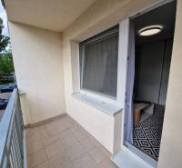 The balcony of a 1-room apartment on A. Hlinka Street in Bánovce nad Bebravou with a view of the parking lot.