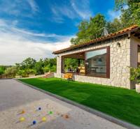 Stone villa in Bale with a pétanque court and a well-maintained garden.