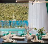 Elegant dining with a view of the pool and the sea in the villa.