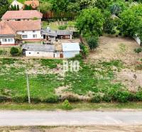 Plots - housing in Bardoňovo, houses, trees, greenery, access road.