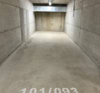 Garage space in a 2-room apartment with concrete walls and numbering 101/093.