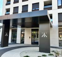 The entrance of the apartment building on Karpatská Street in Poprad with garden landscaping near the 2-room apartments.