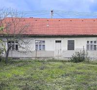 A cottage in Dobra Voda on Dobra Voda street with a red roof and a garden.