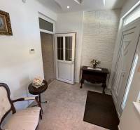 Dining room in a family house with a ceiling featuring reliefs and an ornamental floor, table and chair.