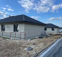 Houses with modern roofs on Vyšná Šebastová street, next to a family house in development.
