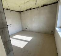 An insulated ceiling in a family house on Vyšná Šebastová Street. A bright room with a large window.