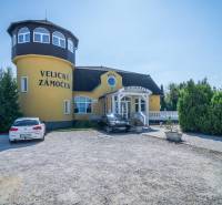 Yellow castle hotel with parking in Poprad, surrounded by greenery. Category: Hotels and guesthouses.
