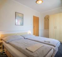 Double room with a bed, nightstands, and a wardrobe in hotels and guesthouses.