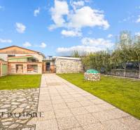 A garden at the family house on Kúpeľná Street in Dunajská Streda with a lawn and paving.