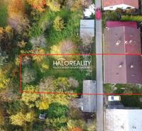 Aerial view of a family house in Sirk, surrounded by greenery and trees in autumn colors.