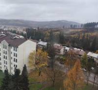 A view of a 3-room apartment in Čadca on Okružná, surrounded by greenery and trees.