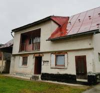 A family house in Kolárovice with a red roof and a garden.